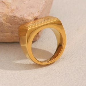 Dettaglio macro dell'anello a sigillo quadrato placcato oro 18K con incisione Miracle
