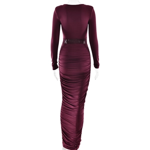 Détail d'une robe maxi bordeaux avec empiècement en tulle noir transparent au dos