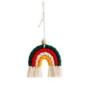 Détail d'un pendentif arc-en-ciel tressé à la main avec cordes en coton et perle en bois