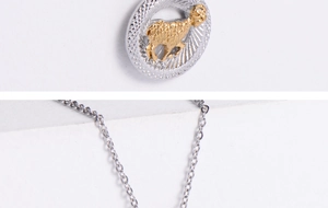Gros plan détaillé d'un pendentif zodiaque en argent avec un motif de mouton doré