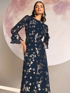 Abito lungo blu scuro a maniche lunghe con stampe dorate di luna e stelle e volant