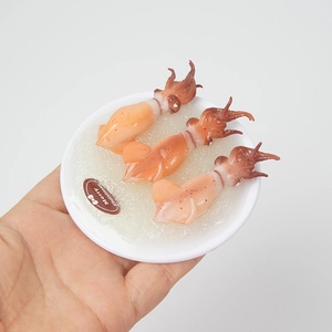 Realistische miniatuur inktvis zeevruchten modellen op ijsbord met decoratie