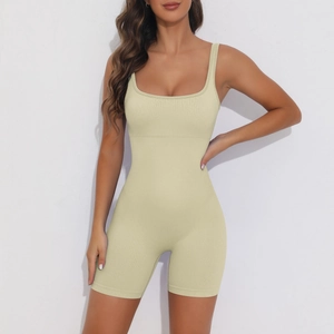 Gros plan sur le tissu en maille côtelée élastique d'un body sans couture à col carré