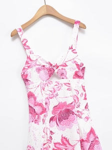 Détail de l'imprimé floral tropical rose sur robe d'été blanche en coton brodé