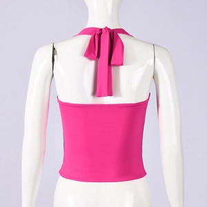Détail du lien noué au dos de ce haut court dos nu rose fushia à col licou sexy