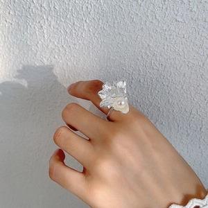 Elegant 925 sterling silver ginkgo leaf ring with white pearl on model hand