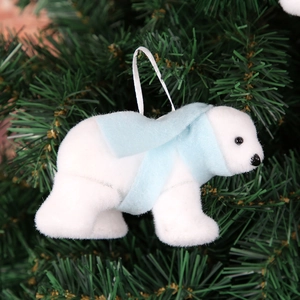 Nahaufnahme von weißem Eisbär-Plüsch-Anhänger mit blauem Schal am Weihnachtsbaum