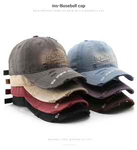 Détail de casquettes vintage multicolores avec broderie et bords effet usé délavé