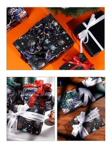 Détail du papier cadeau de Noël bleu marine haut de gamme avec motifs de forêt dorée