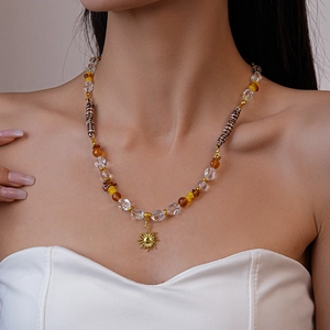 Vue détaillée du collier soleil bohème avec perles en verre multicolores sur modèle