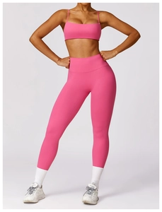 Detailansicht des pinken Yoga-Sets mit Spaghetti-Sport-BH und High-Waist-Leggings
