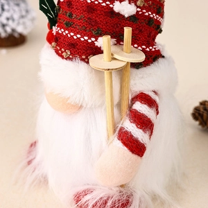 Detailaufnahme einer Weihnachtswichtel-Figur mit weißem Fellbart und Holzskistöcken
