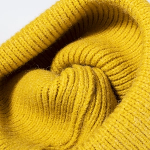 Bonnet en grosse maille jaune moutarde pour femme avec ouverture pour queue de cheval
