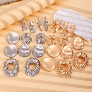 Orecchini vintage a texture lavica in oro e argento con design geometrico irregolare