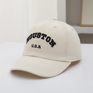 Détail de la broderie 3D Houston USA sur une casquette en coton crème pour enfants