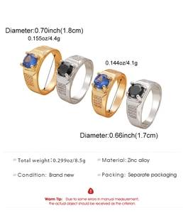 Detail von Punk-Ringen aus Zinklegierung mit Strasssteinen und blau-schwarzen Steinen