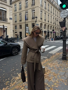 Schicker camel Wollmantel mit Reverskragen und passender weiter Hose in Herbststraße