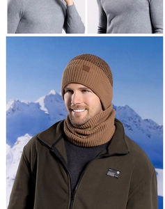 Détails d'un ensemble bonnet et écharpe en maille marron foncé sur fond de neige