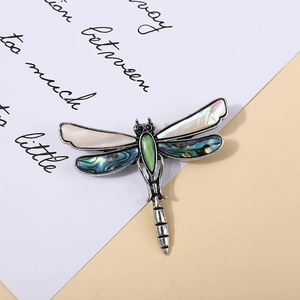 Dettaglio della spilla libellula vintage in argento con madreperla e conchiglia abalone