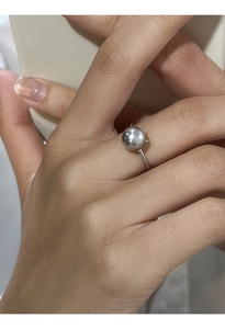 Dettaglio anello in argento S925 con perla grigia da 10mm e castone a quattro griffe
