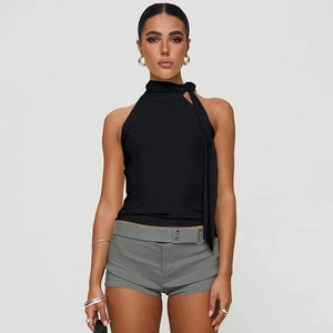 Detail eines schwarzen Neckholder-Tops kombiniert mit graugrünen High-Waist-Shorts am Model