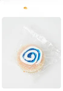 Vue détaillée d'un modèle de cupcake artificiel dans son emballage en plastique