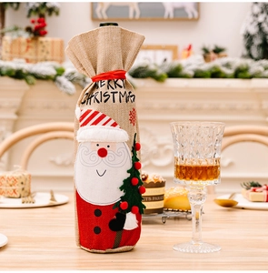 Détail du cache-bouteille en toile de jute avec Père Noël 3D et texte Joyeux Noël