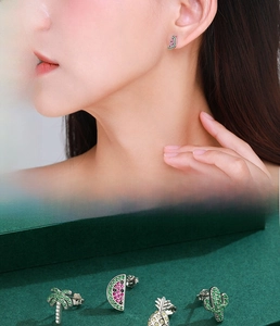 Vue détaillée des boucles d'oreilles fruits tropicaux en argent S925 et zircons