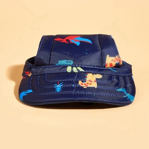 Dettaglio del cappellino per cani blu navy con stampa di dinosauri e texture in tela