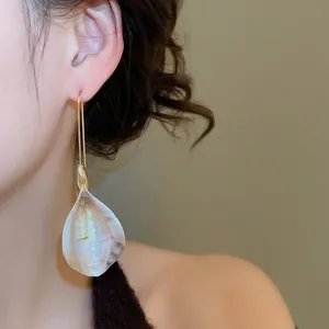 Élégantes boucles d'oreilles coréennes en pétales froissés avec des crochets dorés
