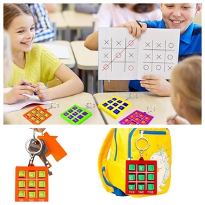 Porte-clés de jeu Tic Tac Toe colorés sur des bureaux d'écoles et accrochés aux sacs