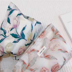Vue détaillée des trousses à maquillage jacquard tulipe avec texture en tissu et étiquette