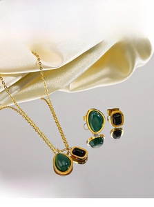 Parure de bijoux plaqués or 18 carats avec pierres vertes et noires sur soie