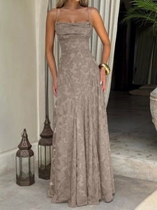 Robe longue élégante taupe en jacquard floral avec fines bretelles pour femme