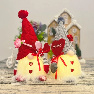 Gnomes de Noël lumineux avec décor de cœur pour ornement de table et chambre festive