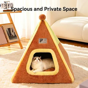 Cama triangular de felpa para gatos en colores marrón amarillo verde con bola