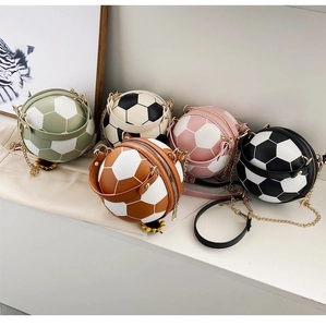 Auswahl an Mini-Umhängetaschen in Fußballform in fünf Farben auf weißen Stufen