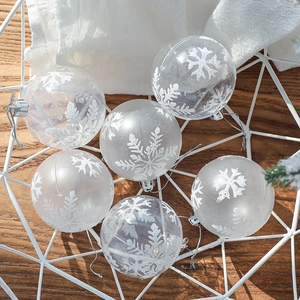Set of 6 transparent Christmas balls with white snowflake patterns in a white basket