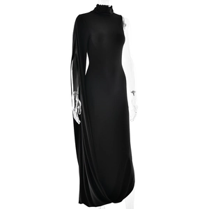 Détail d'une robe moulante noire avec une encolure asymétrique à une seule épaule