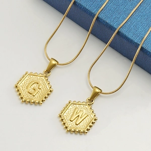 Colliers en acier inoxydable plaqué or 18k avec pendentifs hexagonaux à lettres