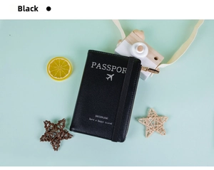 Detail der schwarzen Reisepasshülle aus Leder mit Gummiband und silberner Aufschrift