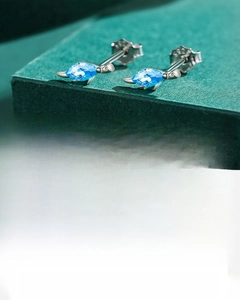 Détail des boucles d'oreilles tortue en argent S925 avec une pierre de zircon bleue