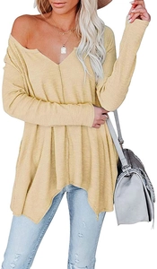 Détail du haut à manches longues en maille gaufrée beige avec col en V élégant