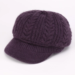 Detalle de punto trenzado en gorro de invierno morado oscuro con suave textura mohair