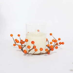Elektronische LED-Kerze mit Glasdeckel und orangefarbenem Beerenkranz für Herbstdekoration