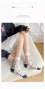 Détail de chaussettes en coton mi-hautes avec patchwork bleu et motifs floraux
