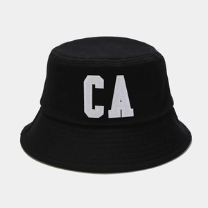 Détail de la broderie blanche lettre CA sur un chapeau bob en coton noir de qualité