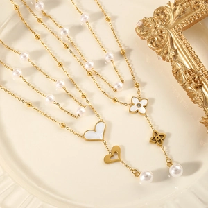 Collier Pendentif Étagé En Acier Inoxydable Plqué Or Avec Pendentifs Cœur Blanc Fleur Et Künstliche Perles Artificielles Pour Femmes