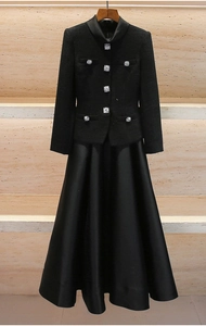 Détail de la veste en tweed avec boutons en strass et jupe longue en satin