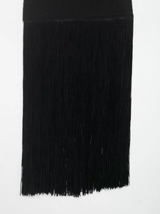 Gros plan sur un tissu à franges noires montrant une texture douce et un drapé fluide